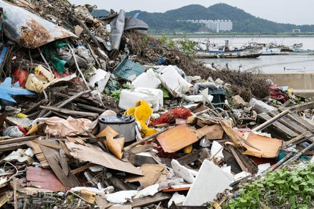 지난달 11일 충남 서천군 장항항 인근에는 바다에서 건져 올린 폐기물이 산처럼 쌓여 있었다. 전문가들은 장마철 떠내려온 '쓰레기 폭탄'이 재해에 가깝다며 '재해성 쓰레기'라는 이름을 붙였다. 서천=이한호 기자