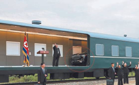 김정은 북한 국무위원장이 지난 8~9일 평안북도 의주군의 수해 현장을 재차 방문한 조선중앙통신 사진에서, 전용열차 내부에 최신형 메르세데스-마이바흐 GLS 600 4MATIC 페이스리프트 모델로 추정되는 차량이 포착됐다. 연합뉴스