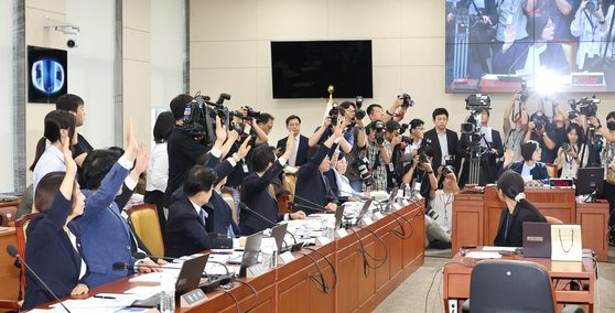 14일 국회 과학기술정보방송통신위원회의 '방송 장악' 2차 청문회에서 최민희 과방위 위원장이 김태규 방송통신위원장 직무대행(부위원장)의 증언 거부 고발의 건을 표결하고 있다. 뉴시스