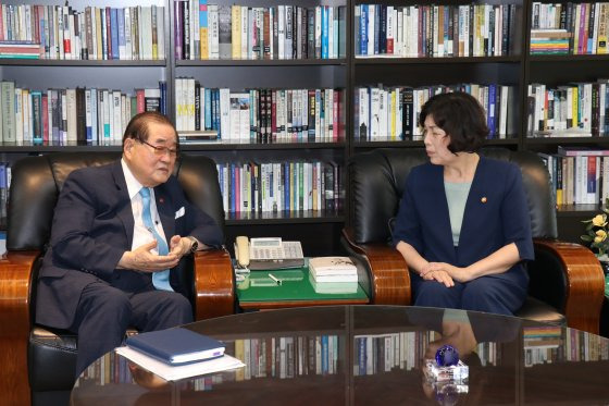 강정애 국가보훈부 장관이 13일 오후 광복절 경축식 참석을 설득하기 위해 서울 여의도 광복회관을 방문, 이종찬 회장과 면담하고 있다. 사진 국가보훈부