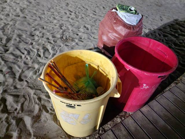 ▲ 경포 해수욕장 백사장 피서객 준수사항 안내 표지판에는 ‘폭죽놀이 금지’가 표기돼 있지만  쓰레기통에서는 폭죽 쓰레기가 심심치 않게 발견된다. 황선우