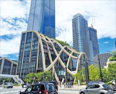 < 미술작품 닮아 > 도쿄 미나토구의 아자부다이힐스. 일본 최고층인 모리JP타워(왼쪽)와 레지던스 A·B동, 미술작품을 본뜬 가든플라자 3개 동이 하나의 ‘미니 도시’를 이룬다.