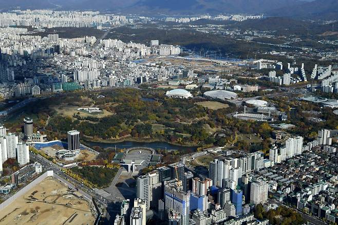 서울 송파구 롯데월드타워 서울스카이에서 바라본 서울 올림픽공원. /한경DB