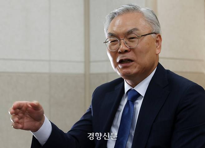 김선수 전 대법관이 8일 서울 정동 경향신문사에서 인터뷰를 하고 있다. 2024.08.08 / 서성일 선임기자