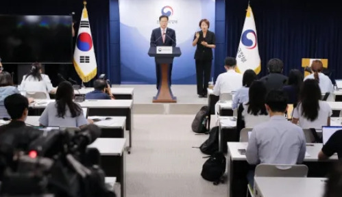 Justice Minister Park Sung-jae holds a briefing on this year’s Liberation Day special pardon at the Government Complex in Seoul on August 13. Reporter Han Soo-bin