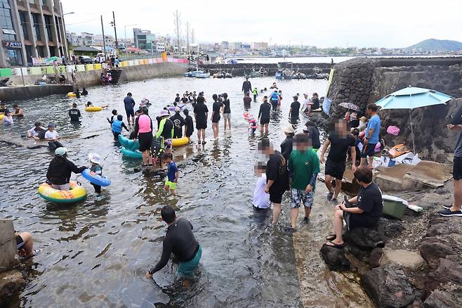 This photo shows people visiting the Saetdorimul, a spring on Jeju Island. (Yonhap)