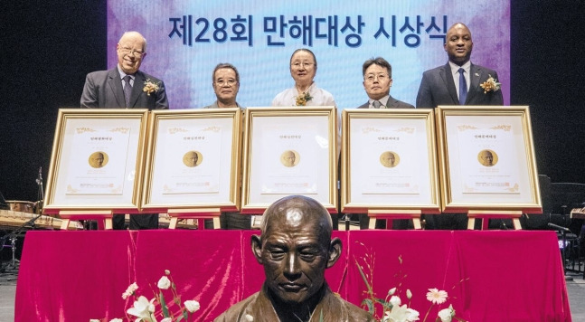 From left: Monk Ahn Sun-jae (Grand Prize winner for Literature), Poet Kim Yong-taek (Grand Prize winner for Literature), Dean of the Won Korean Buddhism Order Kim Hye-shim (Grand Prize winner for Practice), Professor Hoon Kim (Grand Prize winner for Practice), and Claude Ganza, First Counselor at the Embassy of Rwanda in Seoul, who received the Grand Prize for Peace on behalf of Rwandan President Paul Kagame. (Image provided by the Rwanda Embassy in Seoul)