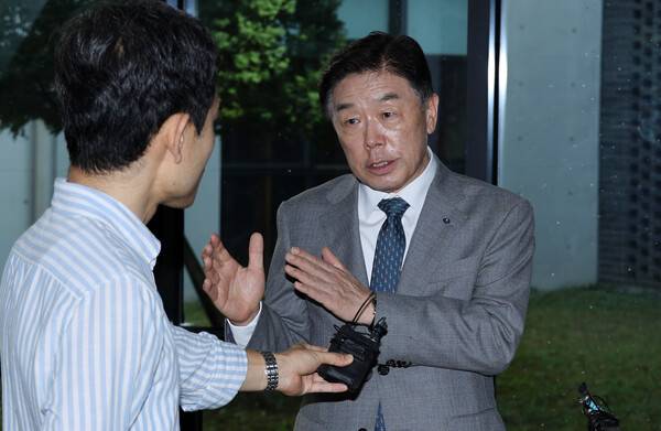 ▲김형석 독립기념관장이 14일 오전 충남 천안 독립기념관 겨레누리관에서 취재진 질문에 답하고 있다. ⓒ연합뉴스