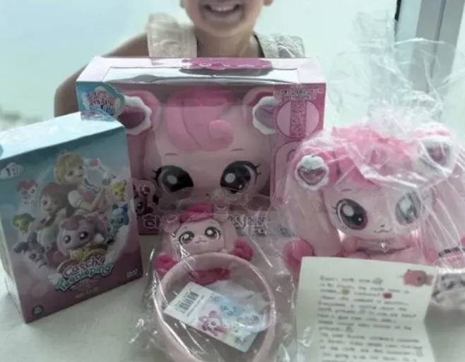 제시 린가드 딸인 호프 린가드가 캐치 티니핑을 선물받고 기뻐하고 있다./사진=호프 린가드 인스타그램