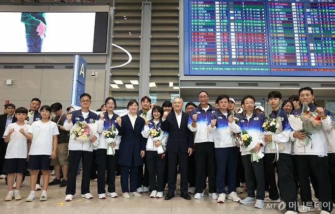 [서울=뉴시스] 고범준 기자 = 유인촌 문화체육관광부 장관이 13일 인천국제공항 제2터미널에서 입국장에서 열린 2024 파리올림픽대회 선수단 입국 환영행사에 참석해 선수단을 격려하고 기념촬영을 하고 있다. (사진=문화체육관광부 제공) 2024.08.13. photo@newsis.com  *재판매 및 DB 금지 /사진=고범준