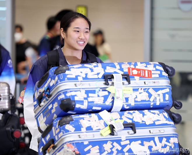 2024 파리 올림픽 배드민턴 여자 단식에서 금메달을 획득한 안세영 선수가 7일 오후 인천국제공항 제2여객터미널을 통해 귀국하고 있다. /사진=뉴시스