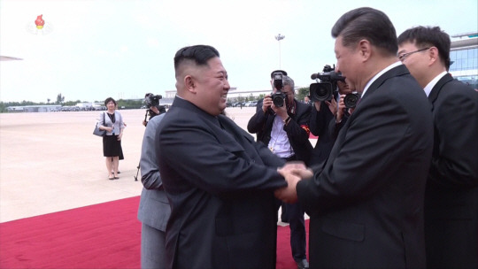 김정은 북한 국무위원장이 지난 2019년 6월 평양을 찾았던  시진핑 중국 국가주석을 환송하고 있다. 조선중앙TV 뉴시스