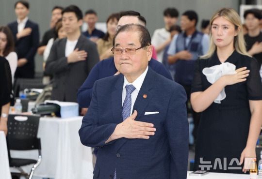 이종찬 광복회장이 12일 오후 서울 서대문구 대한민국임시정부 기념관에서 열린 제79주년 광복절 기념 독립유공자 후손 대한민국 국적증서 수여식에서 국민의례를 하고 있다. 뉴시스 제공