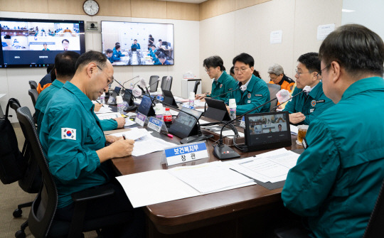 조규홍 보건복지부 장관이 14일 오후 정부세종청사에서 ‘코로나19 유행 동향 및 대응 방안’ 관계부처 합동회의를 주재하고 있다.  보건복지부 제공