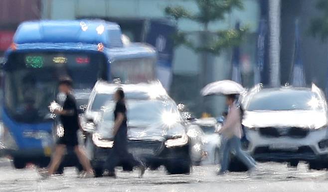 대구 중구 반월당사거리 인근 달구벌대로에서 시민들이 열기로 가득한 횡단보도를 건너고 있다. [뉴시스]