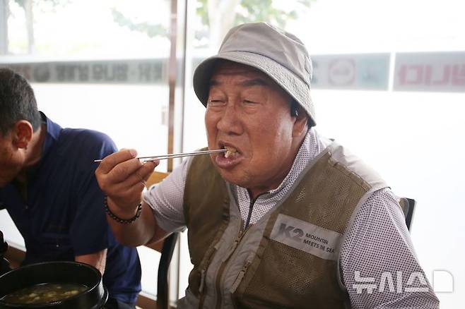 [청주=뉴시스] 서주영 기자 =  말복인 14일 충북 청주시 청원구 우암동 한 삼계탕집에서 김영한씨가 삼계탕을 먹고 있다. 2024.08.14. juyeong@newsis.com