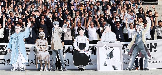 "정부는 친일역사쿠데타를 멈춰라!" 14일 오전 서울 여의도 국회에서 열린 '광복 79주년 국회-시민사회 1000인 선언'에서 참석자들이 구호를 외치고 있다. 연합뉴스.