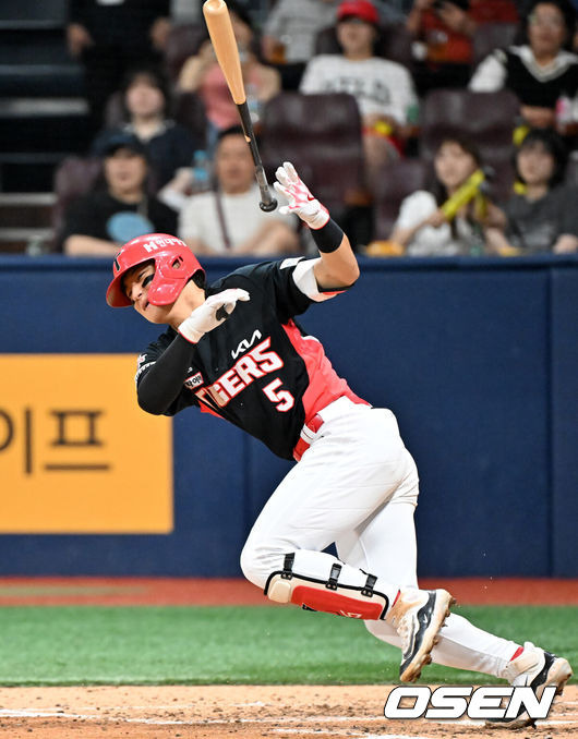 [OSEN=고척, 민경훈 기자] 13일 오후 서울 고척스카이돔에서 ‘2024 신한 SOL BANK KBO리그’ 키움 히어로즈와 KIA 타이거즈의 경기가 열렸다.이날 키움은 김윤하를, KIA는 네일을 선발투수로 내세웠다.4회초 KIA 선두타자로 나온 김도영이 3루수 앞 땅볼을 때리며 아쉬워하고 있다. 김도영은 30-30 기록에 홈런 하나만을 남겨두고 있다. 2024.08.13 / rumi@osen.co.kr