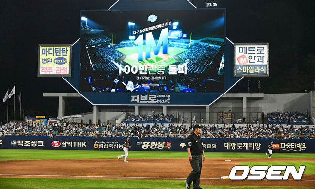 [OSEN=대구, 이석우 기자] 14일 대구삼성라이온즈파크에서 2024 신한 SOL 뱅크 KBO 리그 삼성 라이온즈와 KT 위즈의 경기가 열렸다. 홈팀 삼성은 원태인이 방문팀 KT는 쿠에바스가 선발 출전했다. 삼성 라이온즈가 100만 관중 돌파하고 전광판을 통해 팬들에게 감사 인사를 하고 있다. 2024.08.14 / foto0307@osen.co.kr