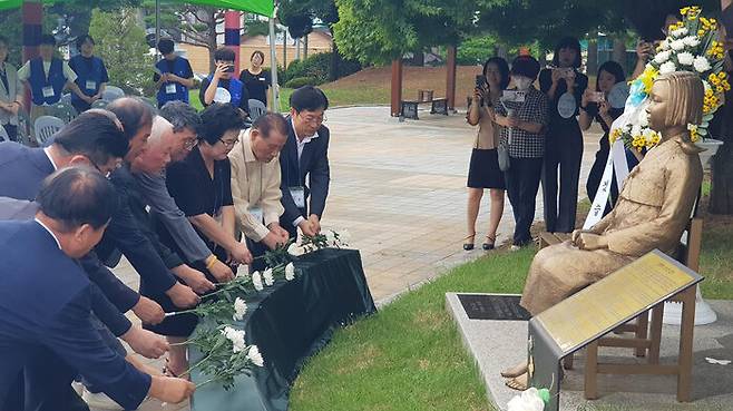 서산 위안부 피해자 기림의 날을 맞아 헌화하는 모습