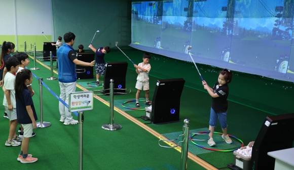 6일 ‘2024 늘봄 서머스쿨’에 참가한 초등학생들이 골프를 배우고 있다. 연합뉴스
