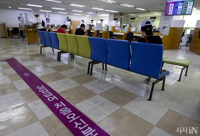 7월27일 서울의 한 고용복지센터에서 실업급여를 신청하려는 시민들이 차례를 기다리고 있다. ⓒ시사IN 조남진