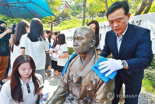 '존경과 감사의 마음을 담아' (서울=연합뉴스) 진연수 기자 = 이승로 성북구청장과 성신여중 댄스동아리 학생들이 14일 서울 성북구 만해공원에서 열린 '제79주년 광복절 기념 성북구청장-성북구 청소년 만해 동상 청소 및 플래시몹' 행사에서 만해 한용운 동상을 청소하고 있다. 2024.8.14 jin90@yna.co.kr