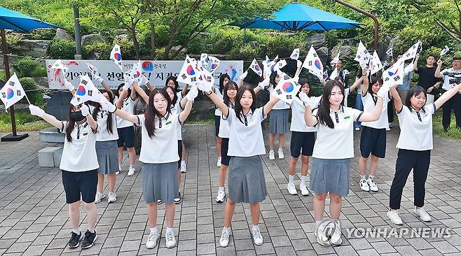 '독립운동가에 감사한 마음 담아' (서울=연합뉴스) 진연수 기자 = 성신여중 댄스동아리 학생들이 14일 서울 성북구 만해공원에서 제79주년 광복절을 기념하는 플래시몹을 하고 있다. 2024.8.14 jin90@yna.co.kr