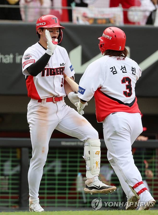 김선빈 홈런에 김도영 덩실덩실 (광주=연합뉴스) 조남수 기자 = 12일 광주기아챔피언스필드에서 열린 프로야구 SSG 랜더스와 KIA 타이거즈의 더블헤더 1차전. KIA 김선빈이 7회말 2사에서 솔로홈런을 때리고 홈인하며 김도영의 환영을 받고 있다. 2024.5.12 iso64@yna.co.kr