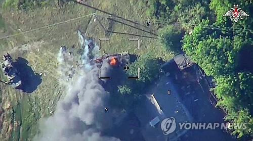 러시아군이 벨고로드주 인접 쿠르스크주로 들어온 탱크를 공격하는 모습  [AFP/러시아국방부 연합뉴스 자료사진 재판매 및 DB 금지]