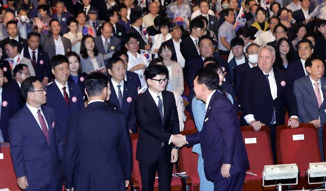 윤석열 대통령이 15일 서울 종로구 세종문화회관에서 열린 제79주년 광복절 경축식에서 퇴장하며 국민의힘 한동훈 대표와 악수하고 있다.(사진=연합뉴스 제공)