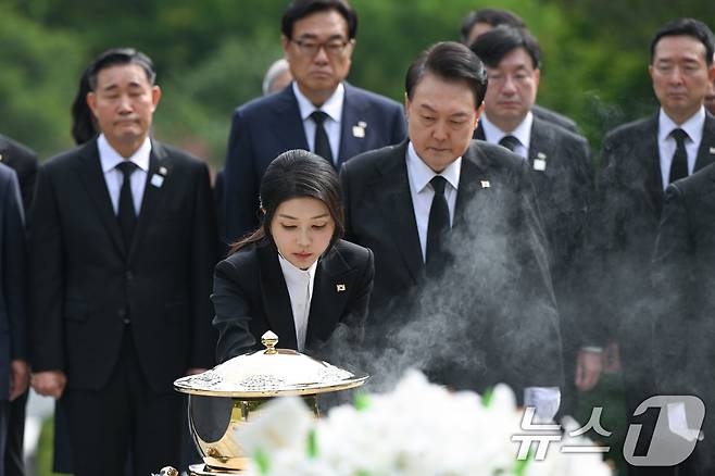 윤석열 대통령과 부인 김건희 여사가 15일 육영수 여사 서거 50주기를 맞아 서울 동작구 국립서울현충원 내 육영수 여사 묘역을 찾아 헌화와 분향을 하고 있다. (대통령실 제공) 2024.8.15/뉴스1 ⓒ News1 송원영 기자