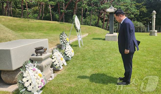 김두관 더불어민주당 대표 후보가 15일 오전 서울 용산구 효창공원 내 백범 김구 선생 묘역을 찾아 참배하고 있다. (김두관 캠프 제공) 2024.8.15/뉴스1 ⓒ News1 김민지 기자