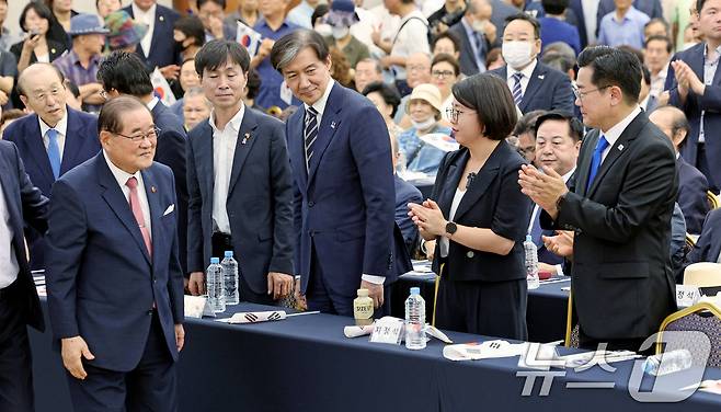 제79주년 광복절인 15일 오전 서울 용산구 백범김구기념관에서 광복회가 주최한 8.15 광복절 기념식에서 이종찬 광복회장이 박찬대 더불어민주당 원내대표, 조국 조국혁신당 대표 등 국회의원들과 인사를 나누고 있다. 2024.8.15/뉴스1 ⓒ News1 장수영 기자