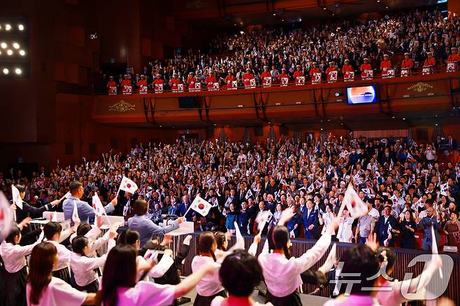 윤석열 대통령과 김건희 여사 등이 15일 서울 종로구 세종문화회관에서 열린 제79주년 광복절 경축식에서 만세삼창을 하고 있다. (대통령실 제공) 2024.8.15/뉴스1 ⓒ News1 송원영 기자