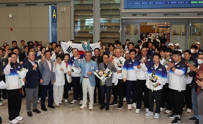 2024 파리 올림픽 선수단이 13일 인천국제공항 제2여객터미널을 통해 귀국해 파이팅을 외치고 있다. 사진 | 인천국제공항=연합뉴스