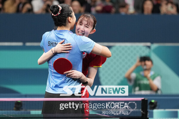 하야타 히나에게 포옹으로 축하를 건내는 신유빈. 사진┃게티이미지코리아