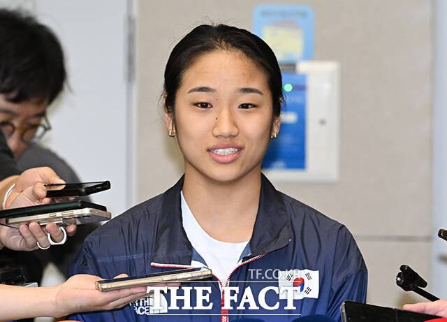 '2024 파리 올림픽' 대회를 마친 대한민국 배드민턴 국가대표 안세영 선수가 7일 오전 인천국제공항을 통해 귀국해 입장을 밝히고 있다. 안세영은 지난 7년간 대표팀 선배들의 빨래와 청소를 도맡는 등 악습에 시달렸던 것으로 알려졌다./박헌우 기자