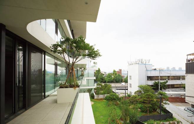 발코니에 나무를 심을 수 있는 공간이 마련돼 있다.