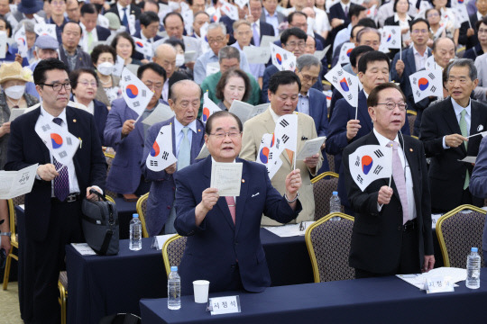 제79주년 8·15 광복절인 15일 오전 서울 용산구 효창공원 내 백범김구기념관에서 열린 광복회 주최 광복절 기념식에서 이종찬 광복회장 등 참석자들이 광복절 노래를 부르고 있다. 연합뉴스