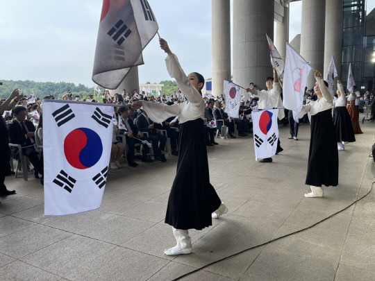 15일 오전 10시 독립기념관 겨레의집에서 열린 천안시 주관 광복절 경축식에서 천안시립무용단이 괌복절 기념 주제공연 '기억 저 편의 아리랑'을 선보이고 있다. 박하늘 기자