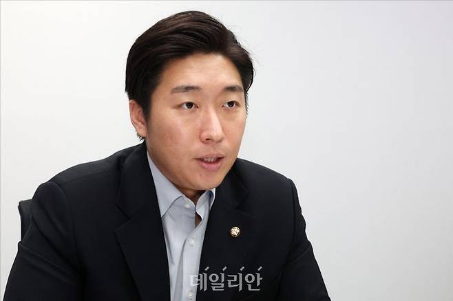 백범(白凡) 김구 선생의 증손자인 김용만 더불어민주당 의원이 13일 오후 의원회관에서 데일리안과 인터뷰를 하고 있다. ⓒ데일리안 홍금표 기자