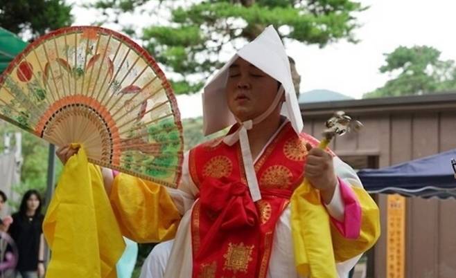 55.jpg 최근 신내림 받은 남자 연예인