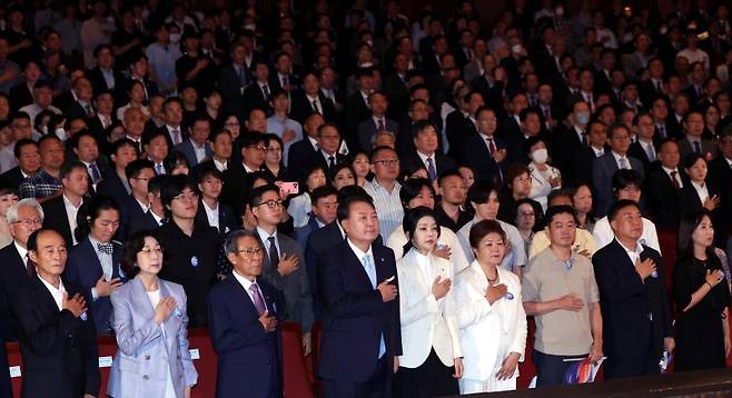 윤석열 대통령과 부인 김건희 여사를 비롯한 참석자들이 15일 서울 종로구 세종문화회관에서 열린 제79주년 광복절 경축식에서 국기에 경례하고 있다. /사진=뉴시스화상