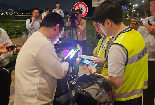 지난 14일 오후 10시께 서울 용산구 잠수교 북단에서는 경찰이 폭주 및 오토바이 불법 튜닝에 대한 단속에 나섰다. /사진=노유정 기자