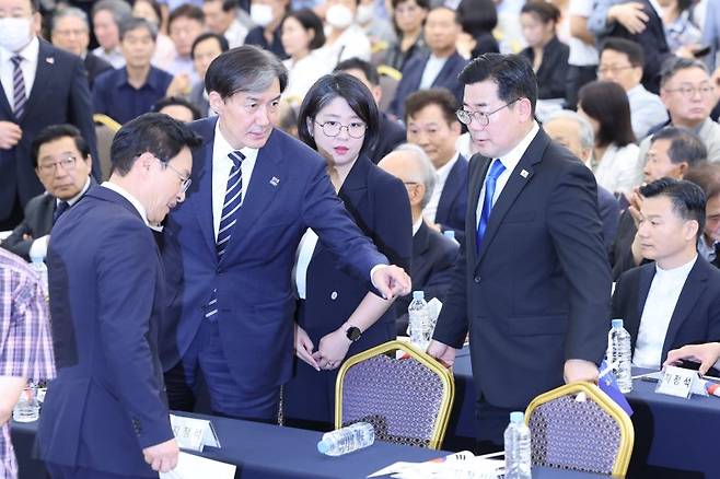 광복회 주최 광복절 기념식 참석하는 박찬대-조국 (서울=연합뉴스) 신현우 기자 = 제79주년 8·15 광복절인 15일 오전 서울 용산구 효창공원 내 백범김구기념관에서 열린 광복회 주최 광복절 기념식에 더불어민주당 박찬대 대표 직무대행 겸 원내대표와 조국혁신당 조국 대표가 참석하고 있다. 광복회 등 독립운동단체는 김형석 신임 독립기념관장이 '친일 뉴라이트 인사'라면서 정부가 주최하는 광복절 경축식 불참을 선언한 바 있다.