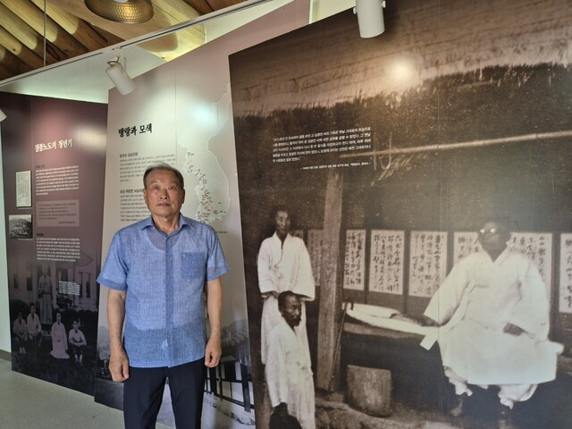 지난 12일 전남 보성군 득량면 삼정리 쇠실마을 고향집 옆 백범 김구 선생 은거 기념관에서 김태권씨가 증조부와 김구 선생의 인연을 이야기하고 있다. 정대하 기자