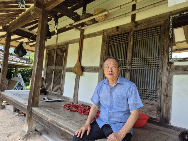 대한민국 임시정부 주석 김구 선생이 은신했던 전남 보성군 득량면 삼정리 쇠실마을 고 김승묵씨의 집 마루에 앉은 증손 김태권씨. 정대하 기자