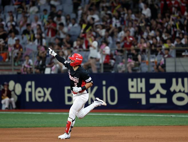 기아(KIA) 타이거즈 김도영이 15일 서울 구로구 고척스카이돔에서 열린 2024 KBO리그 키움 히어로즈의 경기 5회초 1사 1루 상황에서 홈런을 때려낸 뒤 베이스를 돌고 있다. 연합뉴스