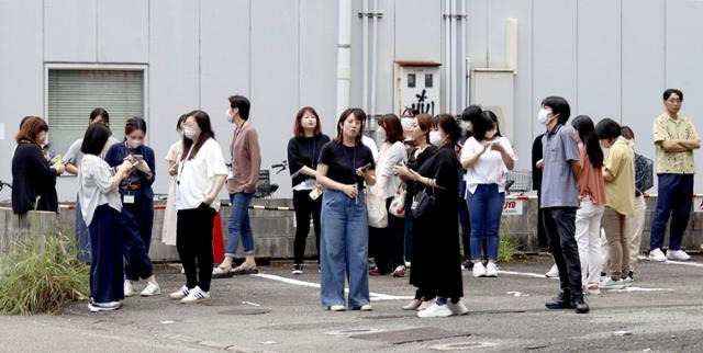 일본 미야자키현에서 8일 규모 7.1 강진이 발생하자 시민들이 건물 밖으로 대피하고 있다. 미야자키=교도·AP 연합뉴스